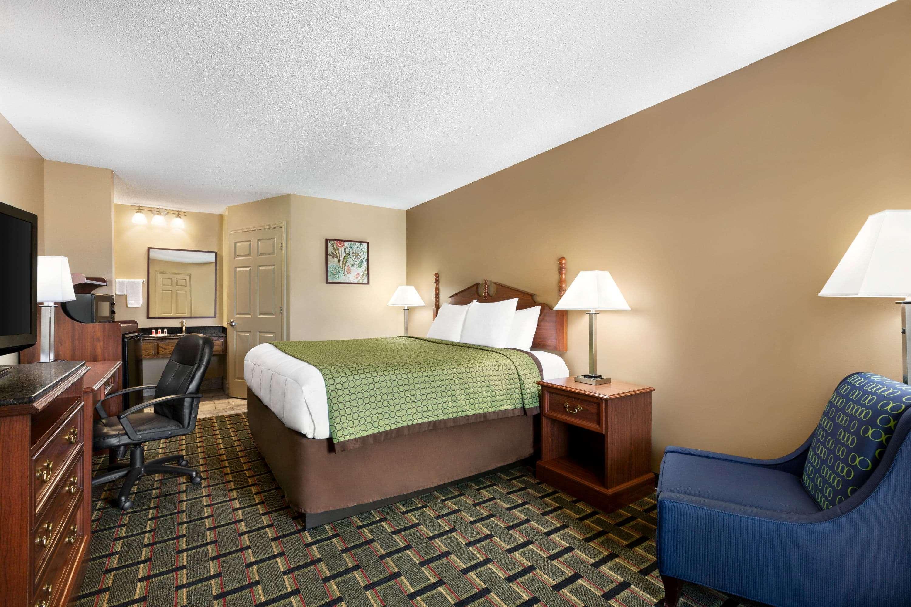 Baymont By Wyndham Warner Robins Motel Exterior photo