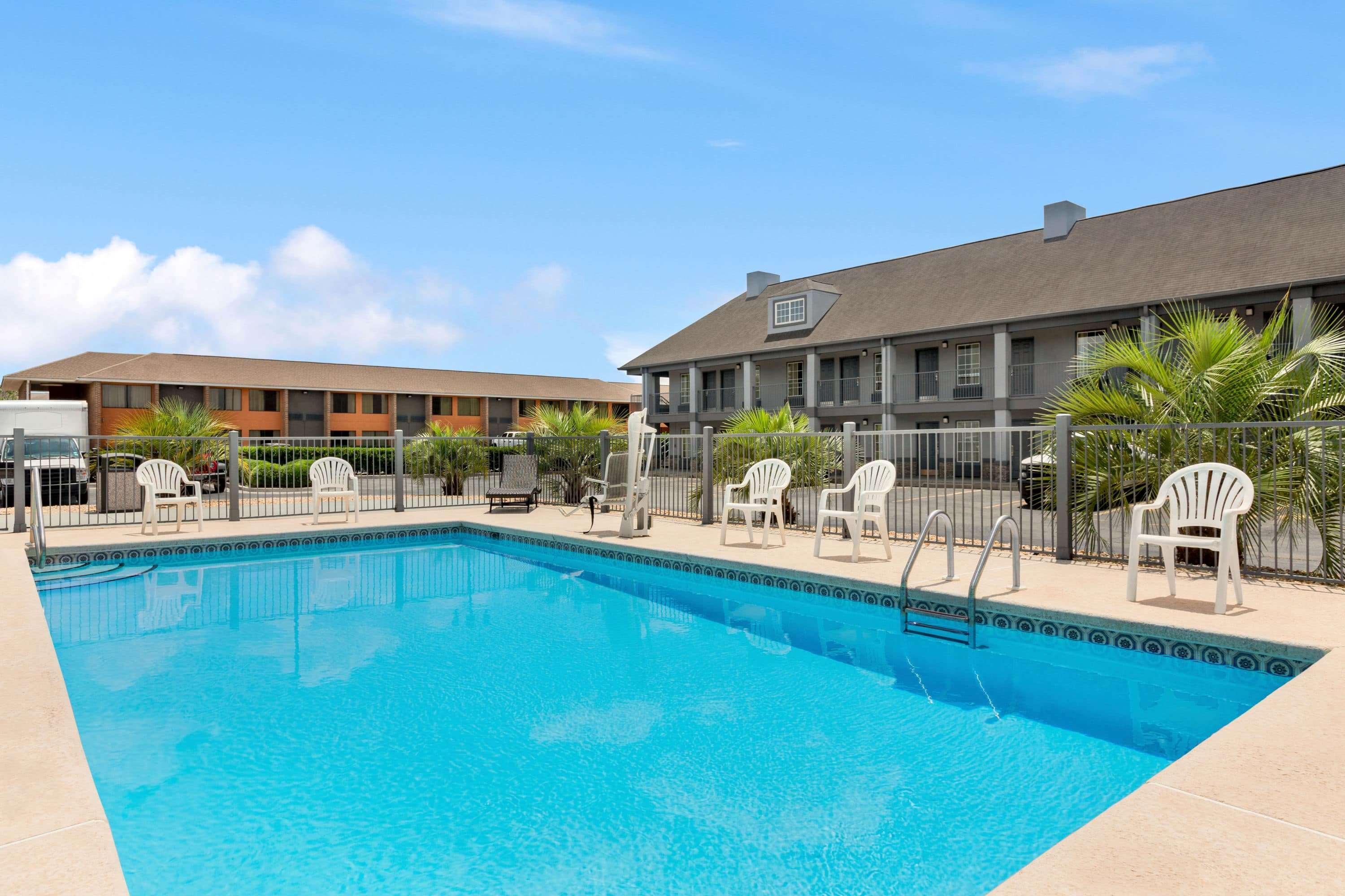 Baymont By Wyndham Warner Robins Motel Exterior photo